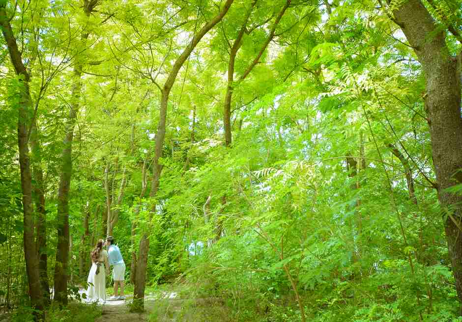 カオハガン島の前撮りではビーチだけでなくガーデン・フォトもできます カオハガン島の前撮りではビーチだけでなくガーデン・フォトもできます