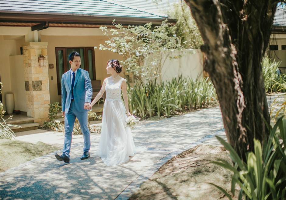 rimson-PhotoWedding クリムゾン・マクタンのヴィラ前の小道でフォトウェディング