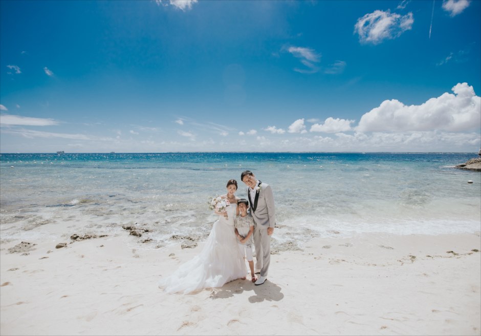Crimson Mactan Resort&Spa クリムゾン・マクタンのビーチで家族の記念フォト