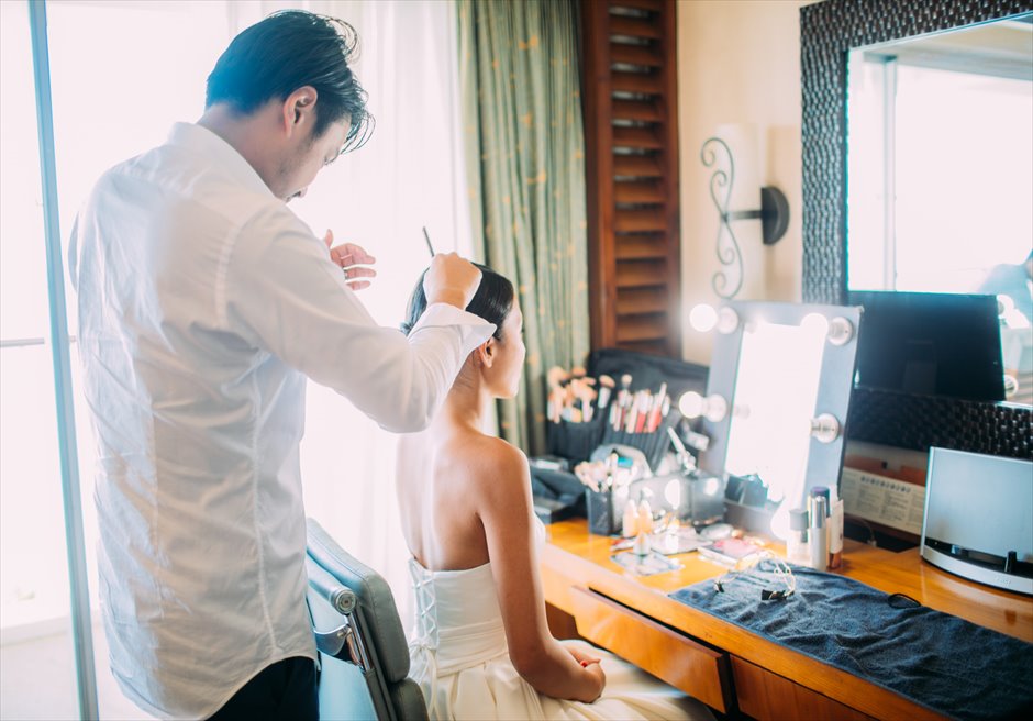 Shangri-la-Wedding シャングリラ・マクタンの客室で挙式前にヘアメイク