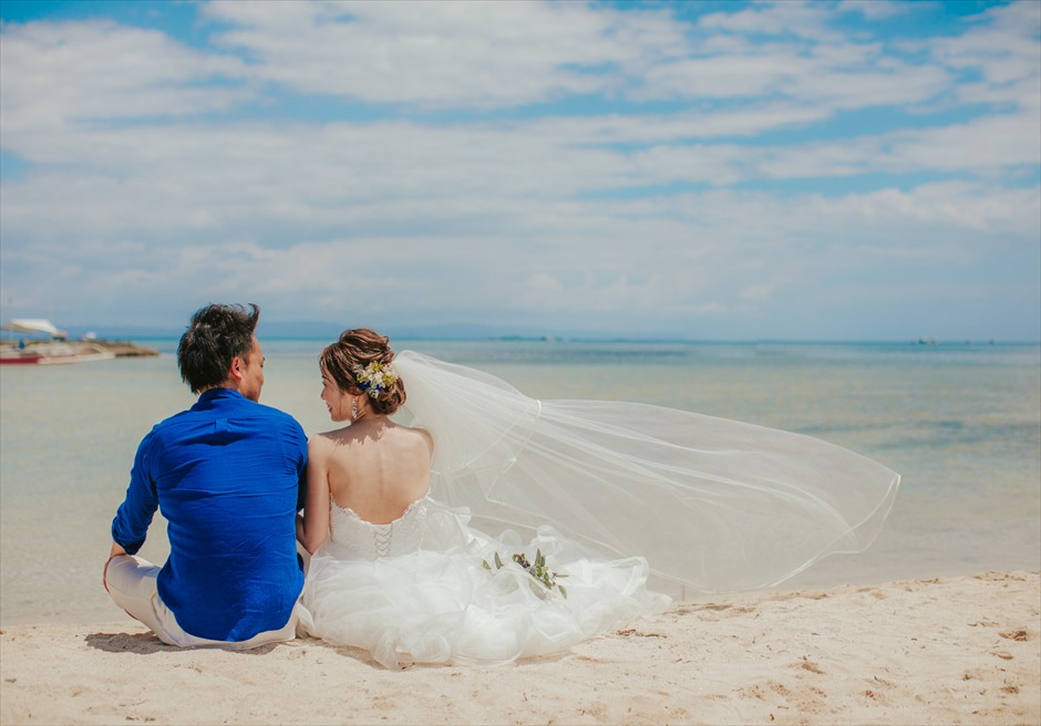 セブの離島ビーチで新婦のベール・ショットを日本人スタッフがサポート セブの離島ビーチで新婦のベール・ショットを日本人スタッフがサポート