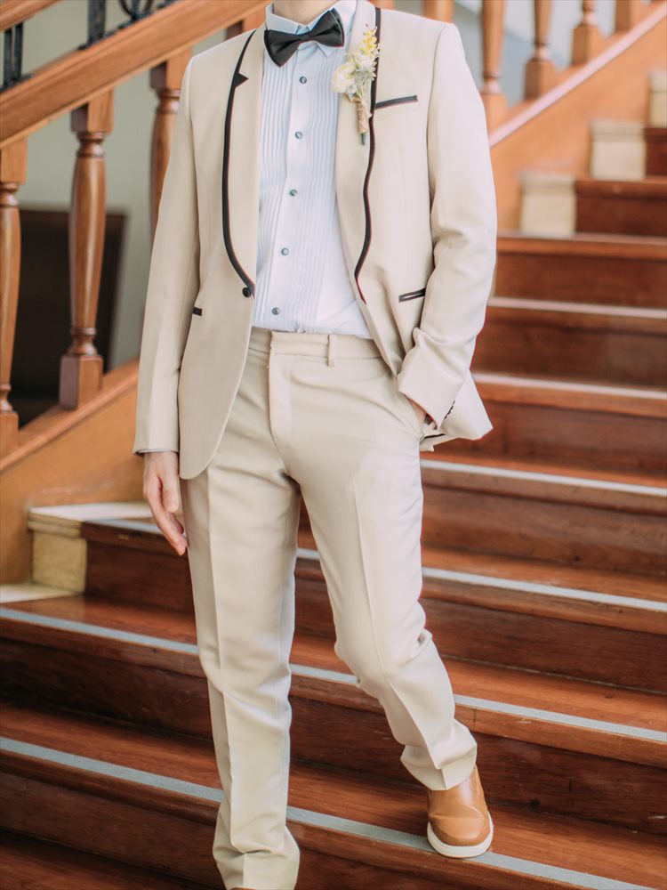 Beige セブ島ウェディングフォト撮影 カジュアルなベージュのタキシード